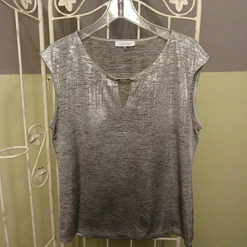 Sleeveless scoopneck blouse